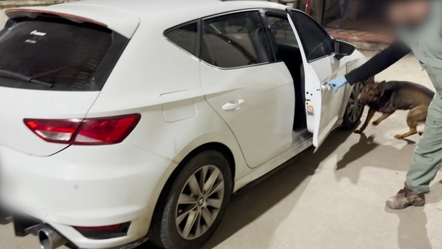 Otomobilin koltuğunun altına gizlemiş metamfetamini 'Mailo' buldu