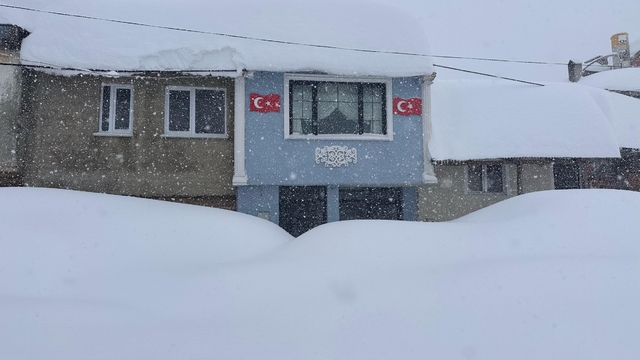 Kastamonu'da kar yağışı ulaşımda aksamaya neden oluyor
