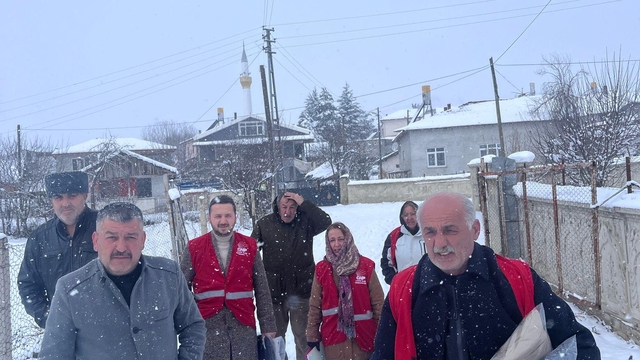 CHP Ladik İlçe Başkanlığından ihtiyaç sahibi çocuklara yardım