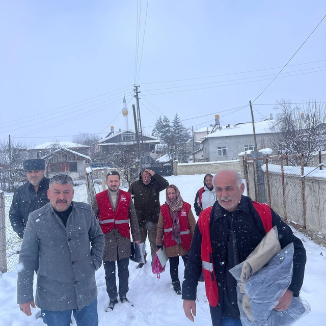 CHP Ladik İlçe Başkanlığından ihtiyaç sahibi çocuklara yardım