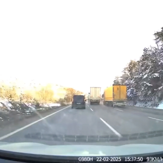 Seyir halindeki TIR'ın dorsesi koptu; o anlar kamerada