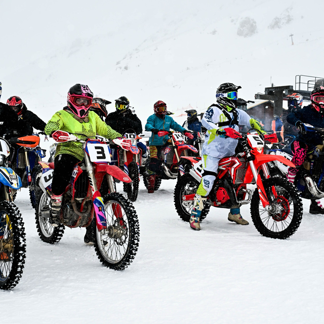 Davraz Kayak Merkezi'nde Motosnow yarışları başladı