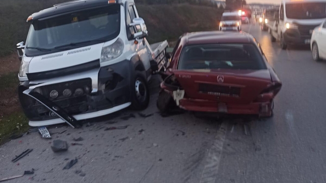 Kamyonetin, emniyet şeridinde bekleyen 2 çekiciye çarpması kamerada; 1 ölü, 1 yaralı