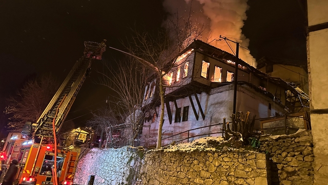 Safranbolu'da tarihi konakta çıkan yangında 5 kişi dumandan etkilendi