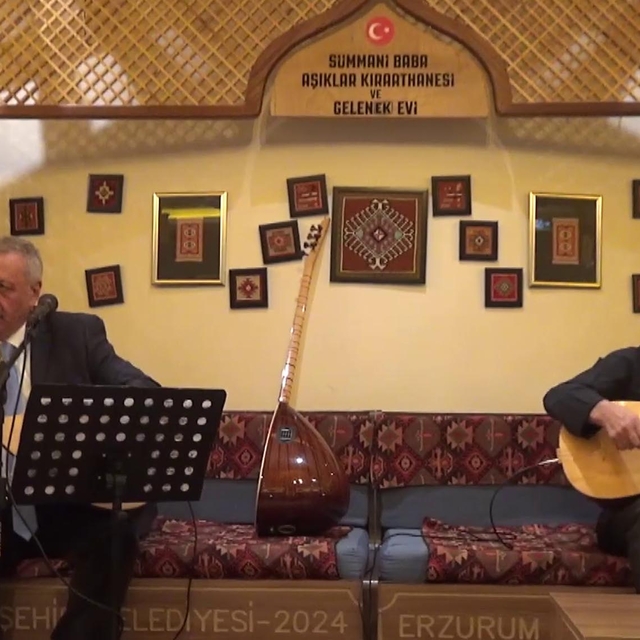 Galatasaray-Fenerbahçe maçından önce aşıklar atıştı