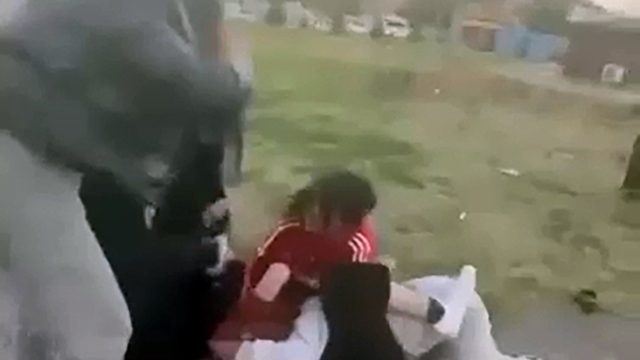 Kız öğrenciler, tekme- yumruk kavga etti