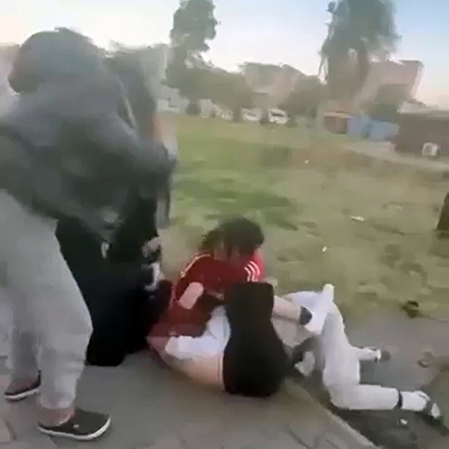 Kız öğrenciler, tekme- yumruk kavga etti