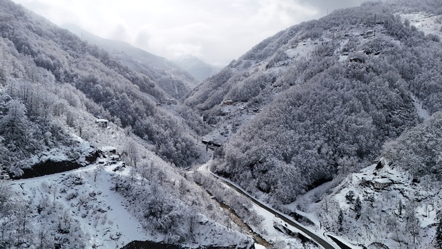 Trabzon ve Rize'nin yaylalarından kar manzaraları