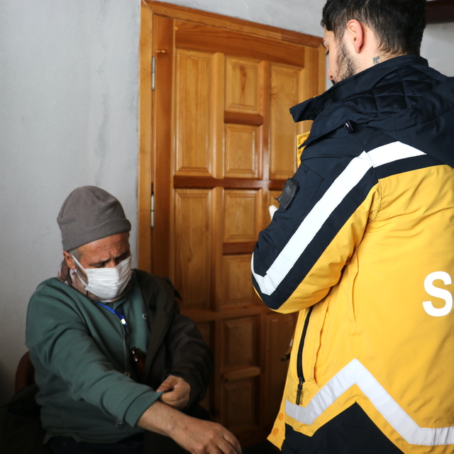 Ağrı'da sağlık ekipleri çetin kış şartlarına rağmen kırsaldaki hastalara ul...