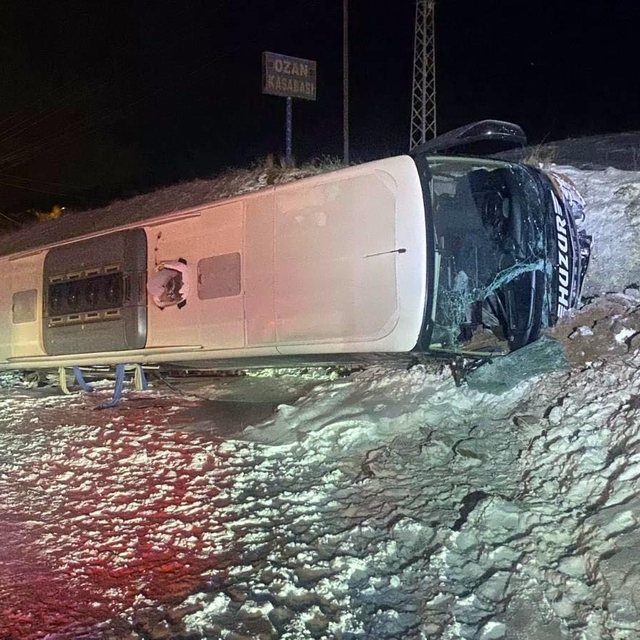 Yozgat'ta yolcu otobüsü şarampole devrildi: 6 yaralı