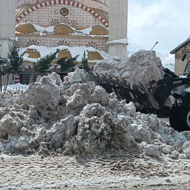 Siirt, Şırnak ve Bingöl'de kar nedeniyle 95 yerleşim yerine ulaşım sağlanam...