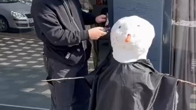 Karda sörf yapıp, kardan adamı tıraş ettiler