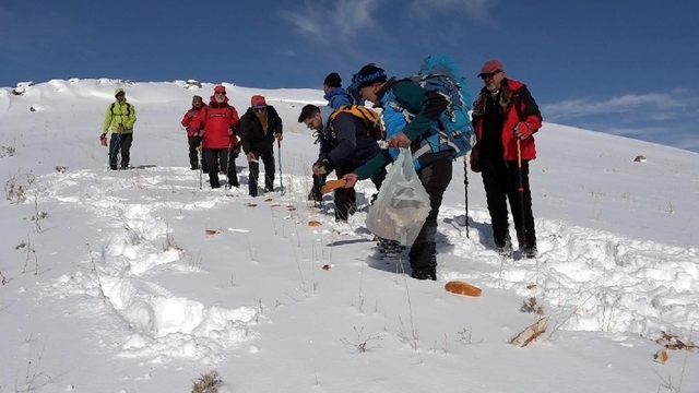 Zernaki Tepe'ye tırmanıp, yaban hayvanları için doğaya ekmek bıraktılar