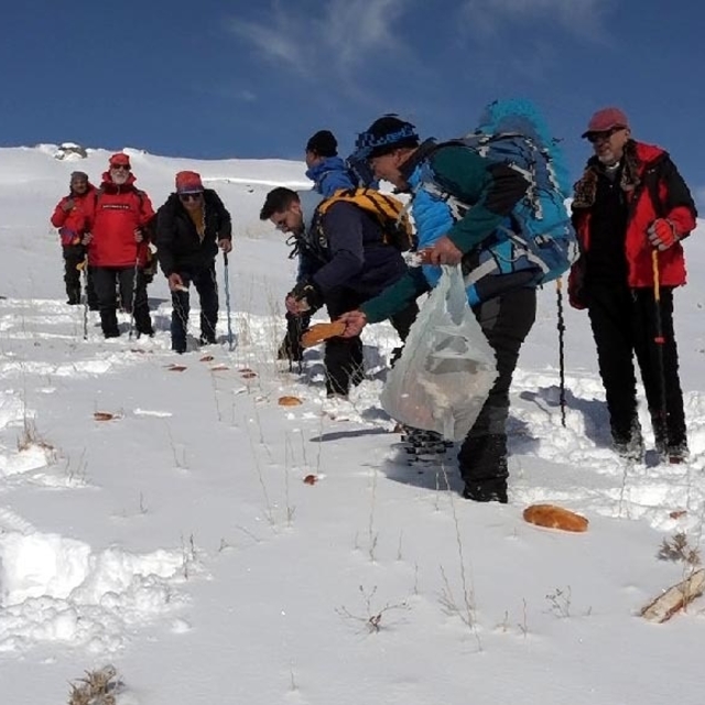 Zernaki Tepe'ye tırmanıp, yaban hayvanları için doğaya ekmek bıraktılar