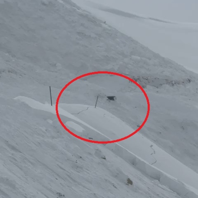 Uludere'de iş makinesinin üzerine çığ düştü