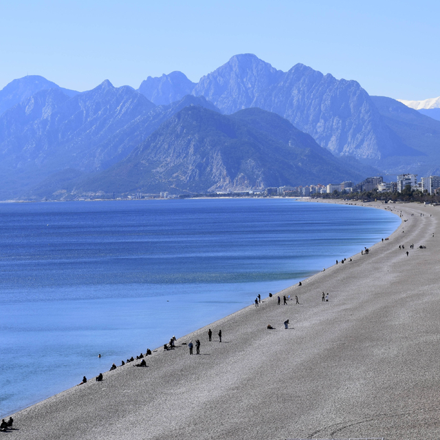 Soğuk hava Antalya'da da hissedildi, güneşe rağmen sahil boş kaldı