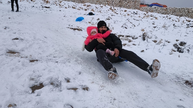 Siirt'te çocuklar aileleriyle karın keyfini çıkardı