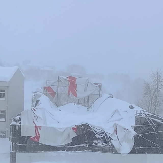 Ordu'da kar yağışı nedeniyle halı sahanın çatısı çöktü