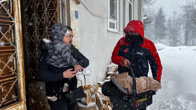 Rize'de yolu kardan kapanan köyde rahatsızlanan ikiz bebekleri AFAD ekipleri kurtardı