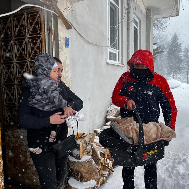Rize'de yolu kardan kapanan köyde rahatsızlanan ikiz bebekleri AFAD ekipler...