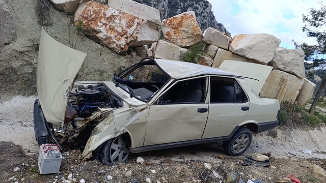 Antalya'da devrilen otomobildeki 6 kişi yaralandı