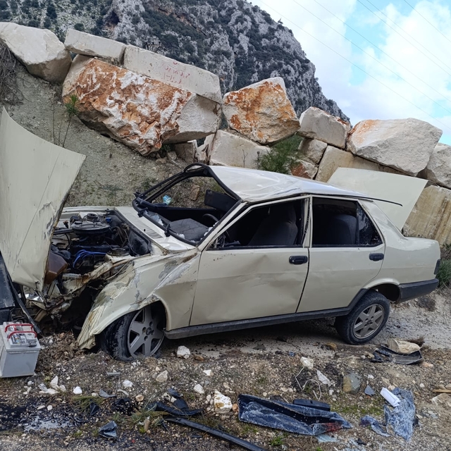 Antalya'da devrilen otomobildeki 6 kişi yaralandı