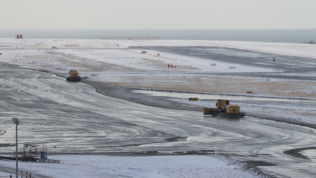 Trabzon Havalimanı'nda karla mücadele çalışmaları sürüyor