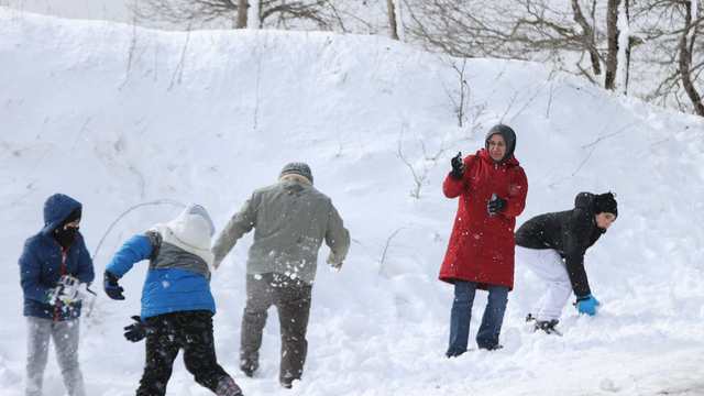Kırklareli'nde vatandaşlar kartopu oynayıp kızakla kayarak eğlendi