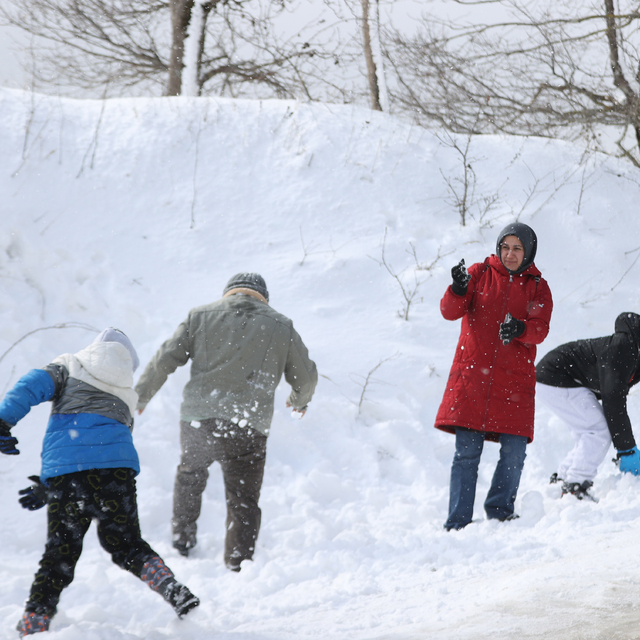 Kırklareli'nde vatandaşlar kartopu oynayıp kızakla kayarak eğlendi
