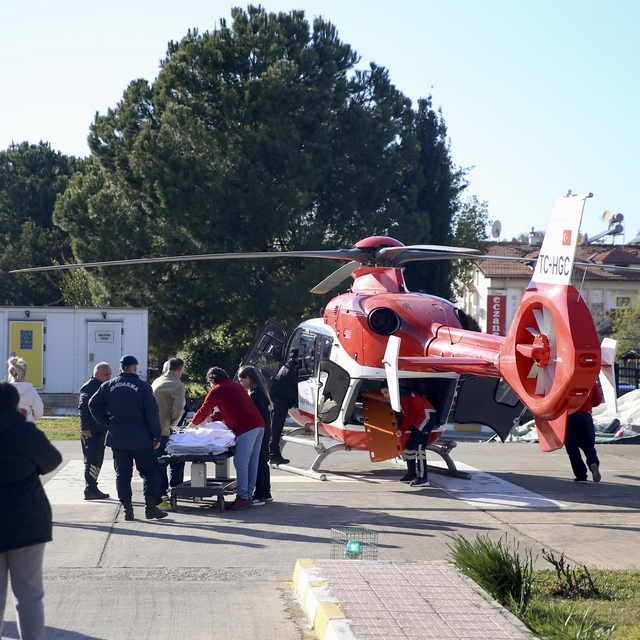 Muğla'da ambulans helikopter vücudunun büyük kısmı yanan çocuk için havalan...