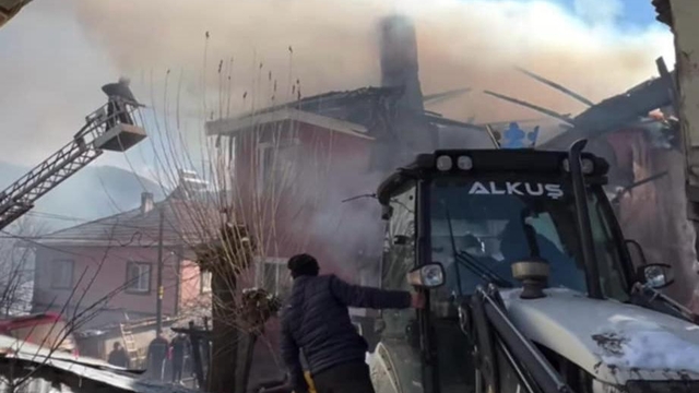 Göynük'te çıkan yangında iki katlı ev kullanılamaz hale geldi