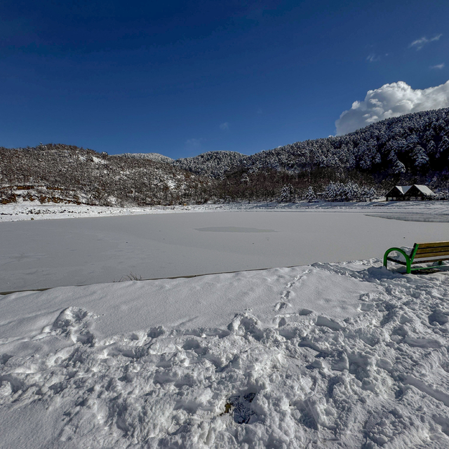 Çorum'da yüzeyi buzla kaplanan Yeşil Göl ziyaretçilerini ağırlıyor