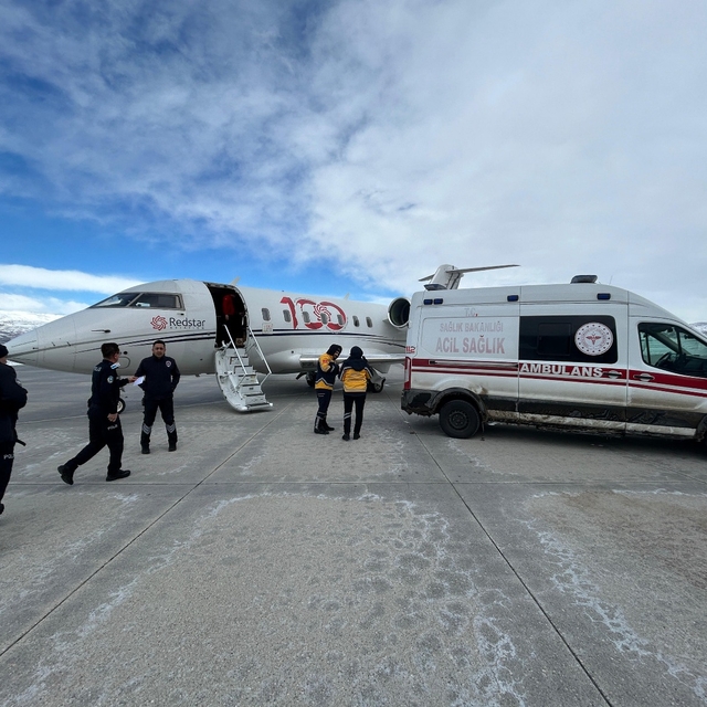 Bingöl'de buzlu zeminde düşüp kalçasını kıran çocuk, ambulans uçakla Ankara...
