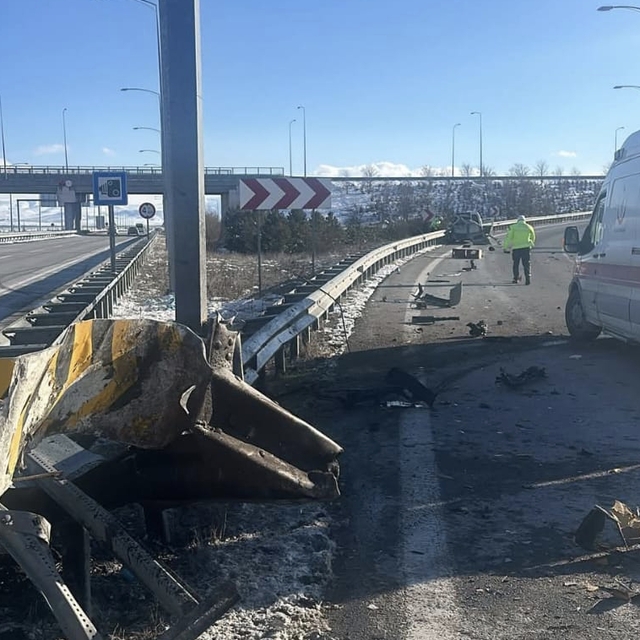 Niğde'de hafif ticari araç, bariyere çarptı: 1 ölü, 2 yaralı