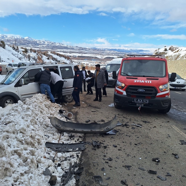 Bingöl'de otomobil ile hafif ticari aracın çarpıştığı kazada 4 kişi yaralan...