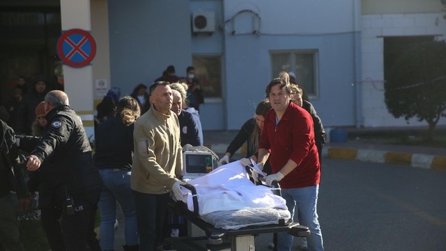 Park halindeki otomobilde bulunan küçük çocuk, çıkan yangında ağır yaralandı