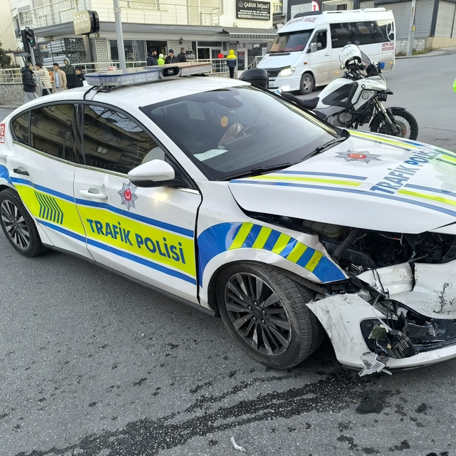 Denizli'de otomobille ekip aracının çarpıştığı kazada 1'i polis 4 kişi yara...