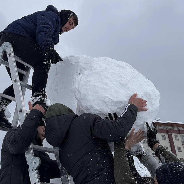 Rizeli gençlerden 4,5 metrelik kardan adam