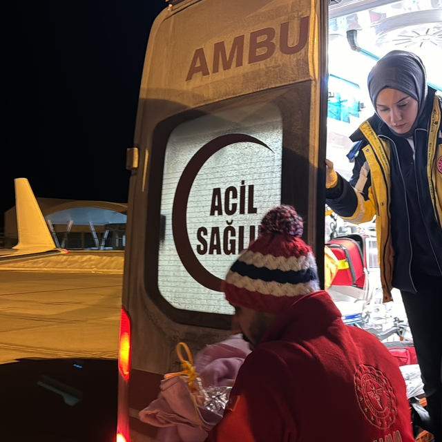 Ağrı'da ambulans uçak prematüre bebek için havalandı