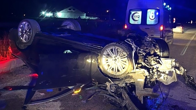 Adana'da refüje çarpıp devrilen otomobildeki iki kişi yaralandı