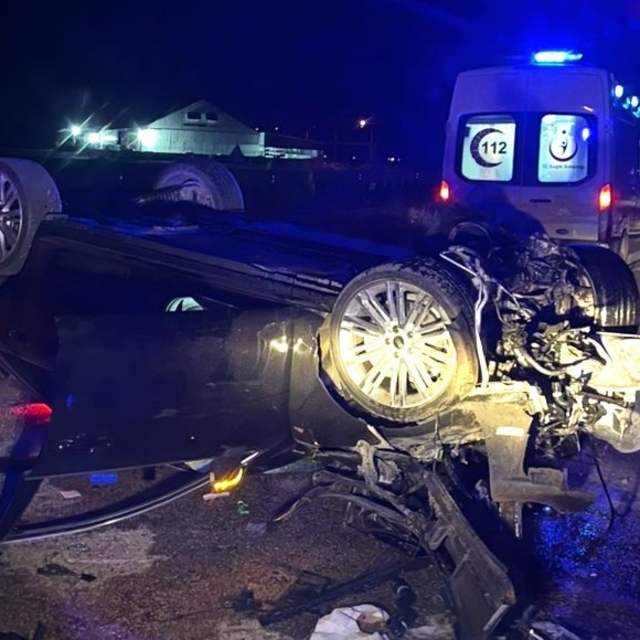 Adana'da refüje çarpıp devrilen otomobildeki iki kişi yaralandı