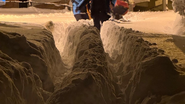 Zonguldak'ta köy yolları kardan kapandı, okullar tatil edildi, çanak anteni temizlemek isteyen öğretmen düşüp öldü (4)