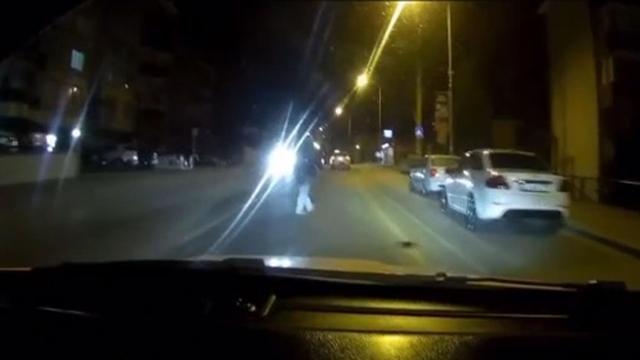 Edirne'de taksinin çarptığı yaya yaralandı; kaza kamerada