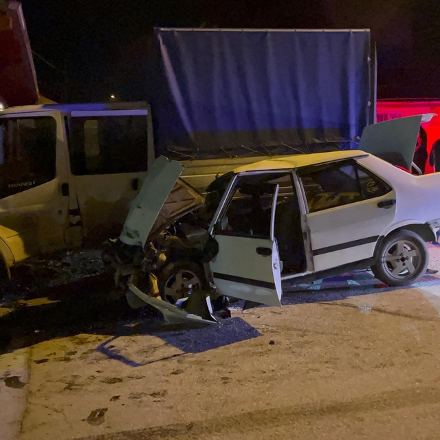 Eskişehir'de, kamyonete çarpan otomobilin sürücüsü ağır yaralandı