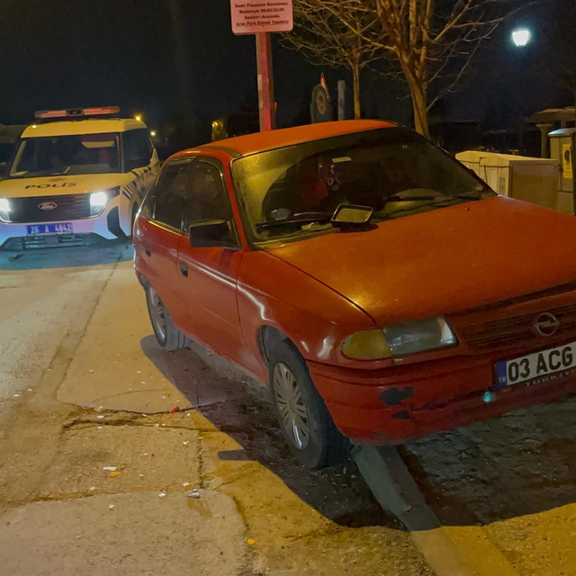 Otomobiliyle park halindeki araçlara çarptı; alkol muayenesi yaptırmamak iç...