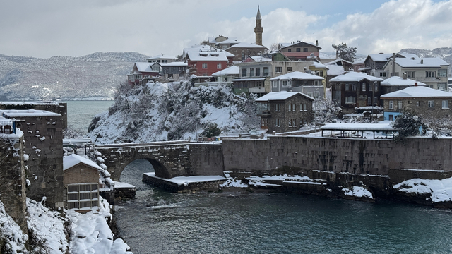 "Karadeniz'in incisi" Amasra'da kar yağışıyla güzel manzaralar oluştu