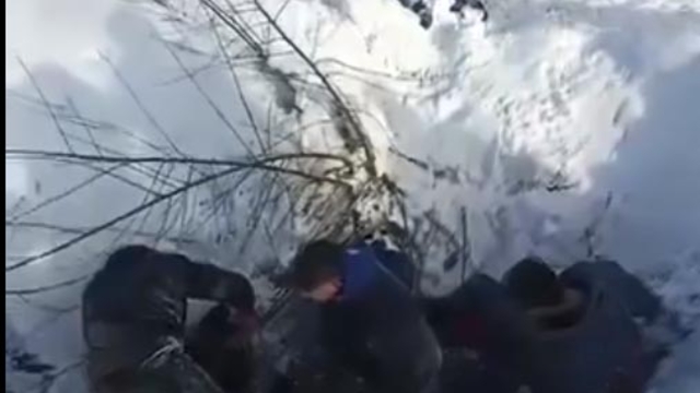 Şambrelle kayarken çukura uçtular