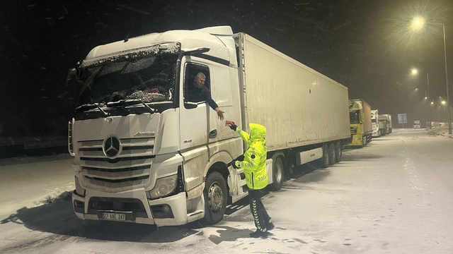 Iğdır'da yolda kalan sürücülere polis ekipleri yardım etti