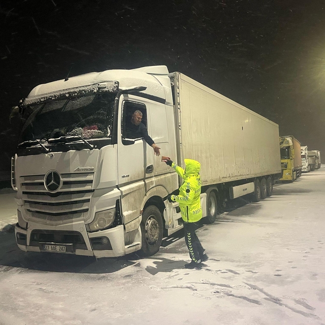 Iğdır'da yolda kalan sürücülere polis ekipleri yardım etti