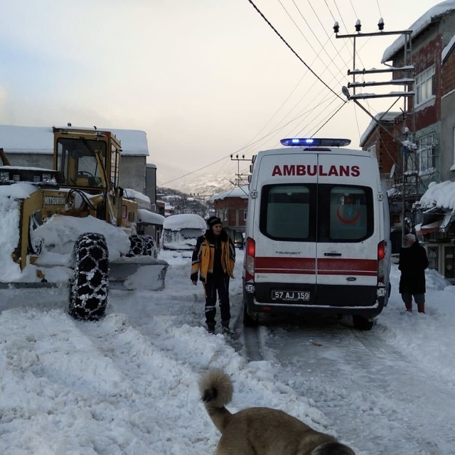 Sinop'ta kar nedeniyle mahsur kalan 74 hasta ekiplerce hastanelere ulaştırı...
